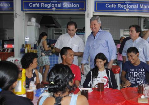 Feirantes são prioridades para receber bolsa idiomas, diz Artur